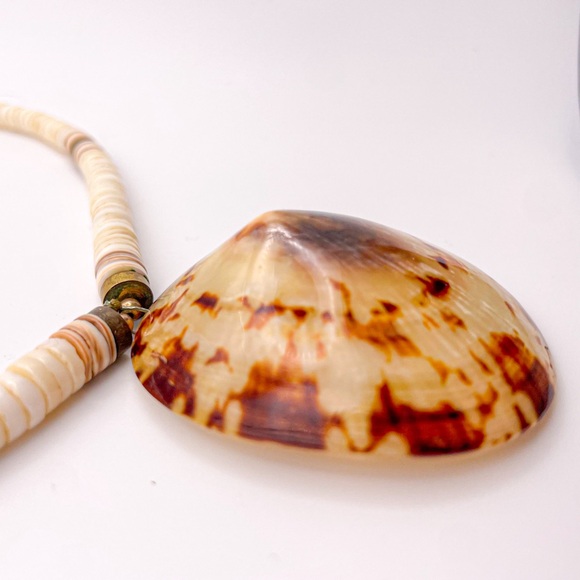 Vintage Limpet Pendant Necklace with Shell Heishi Beads and Barrel Closure - Picture 3 of 8
